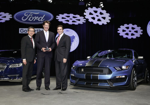 „World Excellence Award“ der Ford Motor Company für Schaeffler (v.l.n.r.): Hau Thai-Tang (Group Vice President Global Purchasing, Ford), Schaeffler-Vorstandsvorsitzender Klaus Rosenfeld und Ford-Boss Mark Fields.