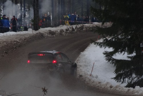 WRC Rally Schweden. Manchmal auch tagsüber eine finstere Angelegenheit.