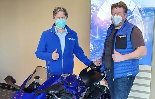 Yamaha und Hertrampf Racing gemeinsam in der IDM am Start (v.l.): Country Manager Marcel Driessen und Geschäftsführer Denis Hertrampf vereinbarten die Zusammenarbeit.