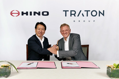  Yoshio Shimo, Präsident und CEO von Hino Motors, und Andreas Renschler, Traton-Vorstandsvorsitzender und VW-Vorstandsmitglied für den Geschäftsbereich Nutzfahrzeuge, beschließen eine engere Zusammenarbeit der beiden Unternehmen.
