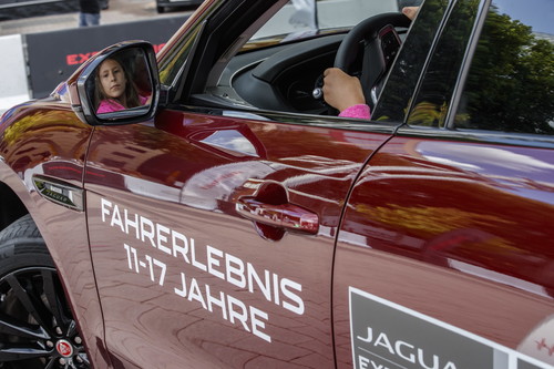 „Young Drivers“ bei Jaguar auf dem IAA-Außengelände.