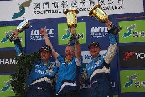 Yvan Muller, Chevrolet-Motorsportmanager Eric Nève und Rob Huff feiern die WTCC-Meisterschaft.