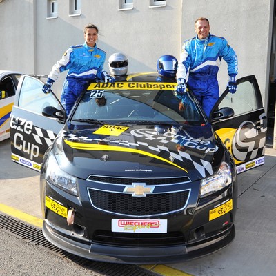 Yvonne de Bark und Kai Noll mit dem Chevrolet Cruze.
