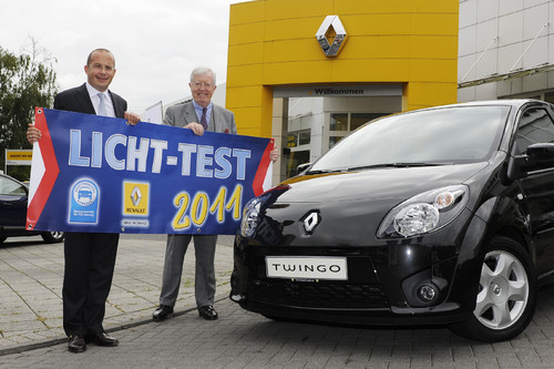 ZDK verlost beim Lichttest 2011 einen Renault Twingo. Robert Rademacher (rechts), Präsident des Deutschen Kfz-Gewerbes (ZDK), und Achim Schaible, Vorstandsvorsitzender der Renault Deutschland AG.