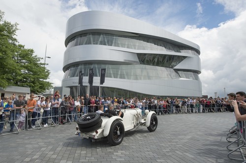 Zehn Jahre Mercedes-Benz-Musuem in Stuttgart: Parade mit klassischen Fahrzeugen am 4. Juni 2016.