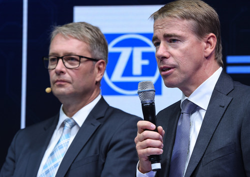 ZF-CEO Dr. Stefan Sommer und Haldex-CEO Bo Annvik auf der IAA Hannover (von links).