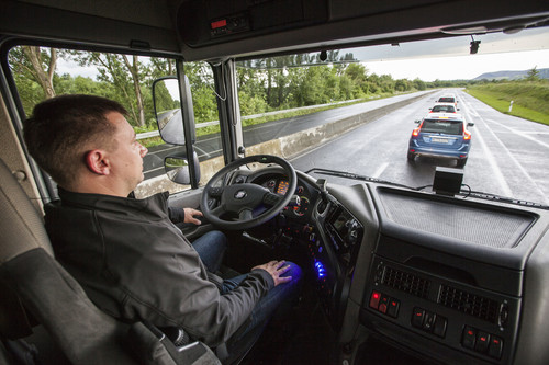 ZF Innovation Truck: Der Highway Driving Assist (HDA) warnt nicht nur vor einem unbeabsichtigten Verlassen der Fahrspur, sondern hält den Sattelzug auch selbstständig und aktiv auf Kurs. Das System hält auch den Sicherheitsabstand zum Vorausfahrenden.