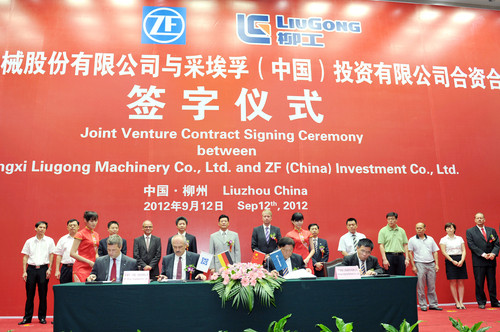ZF Liuzhou Axle entwickelt und produziert Baumaschinen-Achsen für den chinesischen Markt (von links): Klaus Billetter, CFO der Region Asien-Pazifik, und ZF-Vorstand Wilhelm Rehm sowie Liu-Gong-Vorsitzender Wang Xiaohua und dessen Stellvertreter Zeng Guang'an bei der Vertragsunterzeichnung.