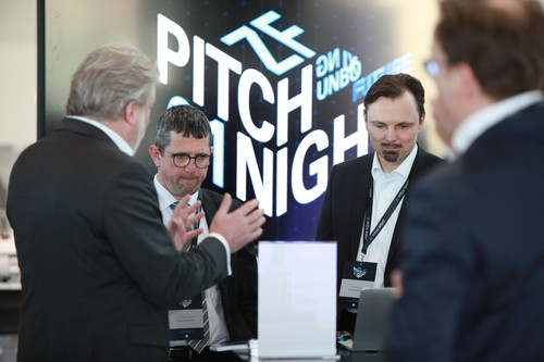 „ZF Pitch Night“: Auf dem Marktplatz kommen ZF-Entscheider und Gründer ins Gespräch. Letztere stellen hier ihre Projekte, Geschäftsmodelle und Produkte vor. 