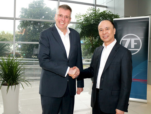 ZF-Vorstand Dr. Holger Klein (links) und Chen Jiancheng, Chairman von Wolong Electric. 
