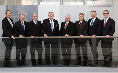 ZF-Vorstand (von links): Dr. Stefan Sommer, Dr. Konstantin Sauer, Dr. Peter Ottenbruch, Hans-Georg Härter, Dr. Michael Paul, Rolf Lutz, Reinhard Buhl und Dr. Gerhard Wagner.