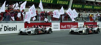 Zieleinlauf der beiden verbliebenen Audi R15 TDI in Le Mans 2009. 