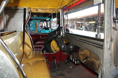 Zu Besuch im Jeepney-Land: Blick in das frugale &quot;Cockpit&quot; eines Jeepney.