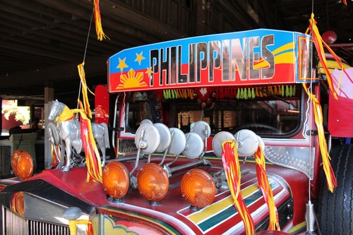 Zu Besuch im Jeepney-Land: Der Kreativität bei der Verzierungder Jeepneys sind keine Grenzen gesetzt.