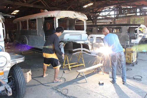 Zu Besuch im Jeepney-Land: Die Jeepneys werden in einer halboffenen Werkstatt gebaut.