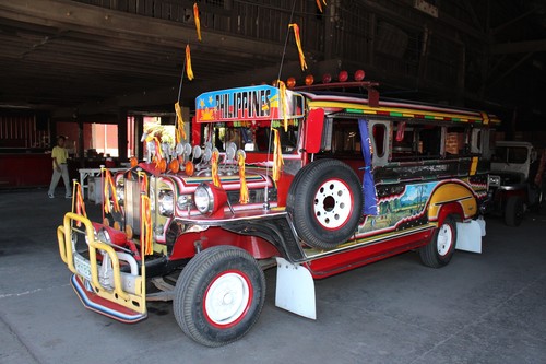 Zu Besuch im Jeepney-Land: Neuer Jeepney im vollen Dekor.