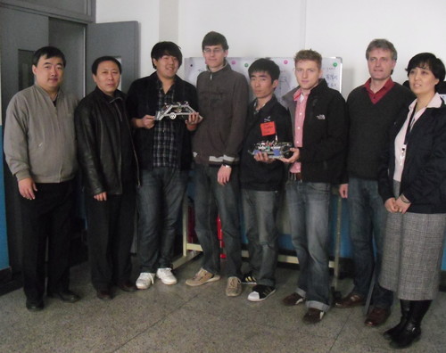 Zu Besuch in China: Die beiden angehenden Elektroniker mit ihren Kollegen am Vocational College of Electronic Science in Peking.
