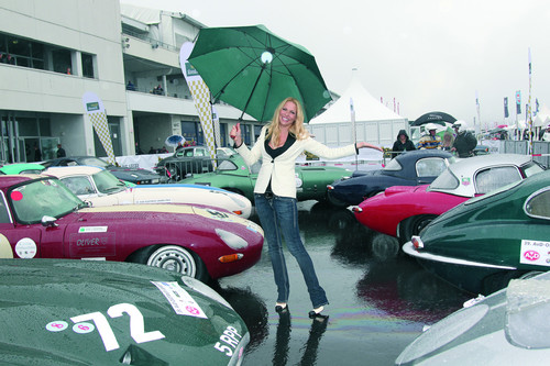 Zu Gast bei der Deutschlandpremiere des Jaguar XKR-S und der 50-Jahr-Feier für den E-Type: Moderatorin Sonya Kraus.