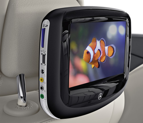 Zubehör von Mercedes-Benz für die M-Klasse: DVD-System mit zwei 17,8-cm-Farbbildschirmen und optional getrennter Wiedergabe auf beiden Monitoren.