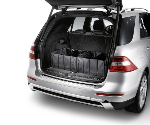 Zubehör von Mercedes-Benz für die M-Klasse: Kofferraumwanne mit leicht erhöhtem Rand, Fixierung der separat erhältlichen Staubox und Klettverbindung für den Ladekantenschutz.
