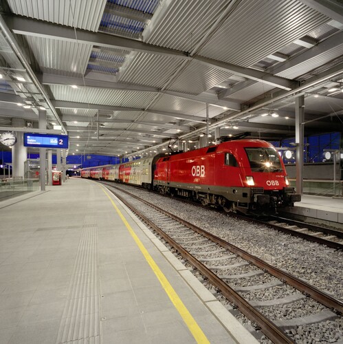 Zug der ÖBB im Bahnhof.
