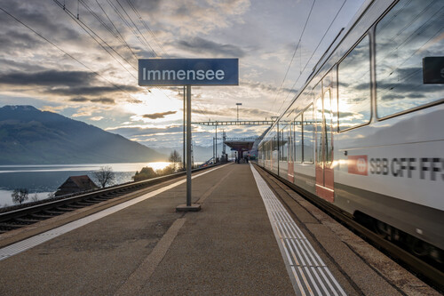 Zug der Schweizerischen Bundesbahnen im Bahnhof Immensee.