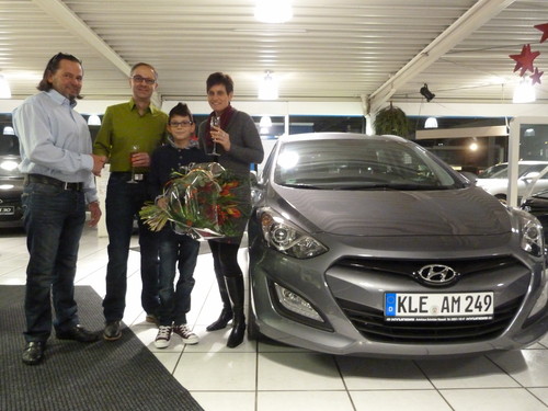 Zulassungsjubiläum (von links): Micheal Schröder übergibt den einmillionsten Hyundai an Mario, Julius und Anja Brekow.
