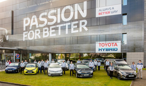 Zum Jubiläum Toyota-Mitarbeiter vor der Europazentrale in Brüssel.