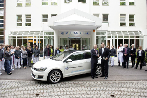 Zum Start der Kooperation ueberreichte Volkswagen heute das erste Therapiefahrzeug, einen Golf, an die Median-Kliniken in Berlin-Kladow. 