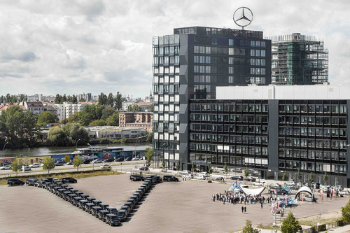 Zum Start der V-Klasse Deutschland-Tour haben sich in Berlin 50 Mercedes-Benz V-Klassen zu einem großen V zusammengefügt.