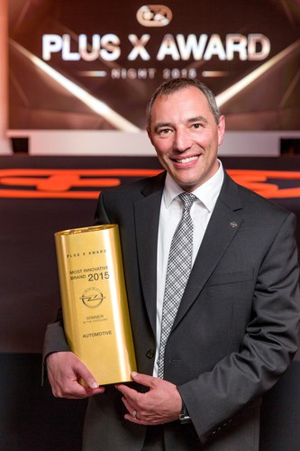 Zum vierten Mal in Folge nahm Andreas Marx, Direktor Marketing Opel Deutschland, die „Most Innovative Brand“-Trophäe bei den Plus-X-Awards in Empfang.