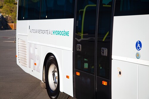 Zur Olympiade werden zehn gebrauchte Iveco Crossway mit Technik von Toyota zu Brennstoffzellenbussen umgebaut.