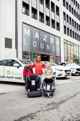 Zusätzlich zu den drei Fahrzeugen übergab Mazda auch 14 Kindersitze an das SOS-Kinderdorf Düsseldorf.
