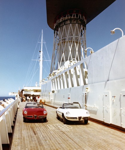 Zwei der drei Alfa Romeo Spider 1600 auf dem Ozeandampfer „Raffaello“ und dem Weg zur Premiere in den USA (1966). 