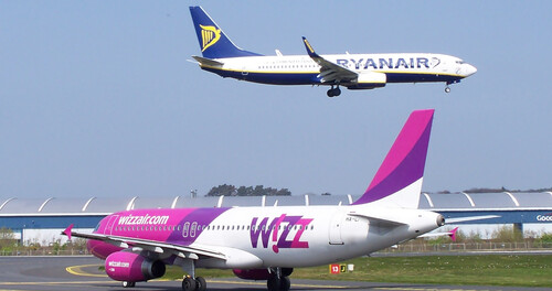 Zwei Flugzeuge der Low-Cost-Airlines Wizz und Ryanair.