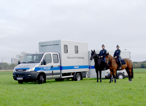 Zwei Iveco Daily mit Anhänger befördern die acht Pferde und zehn Polizisten der neuen Hamburger Reiterstaffel.