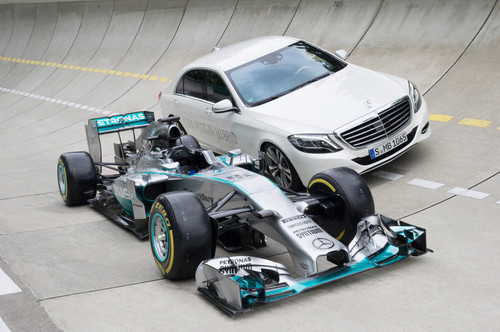 Zwei Mal Hybrid: Formel 1 und der Mercedes-Benz S500 Plug-inHybrid.