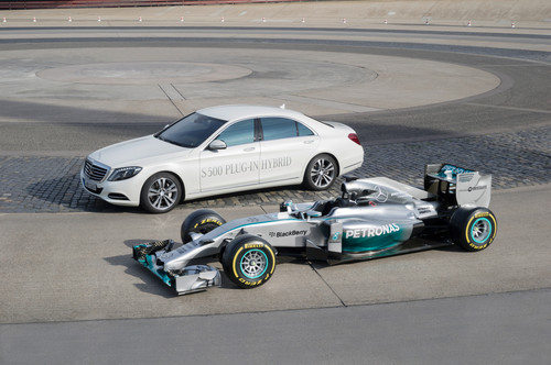 Zwei Mal Hybrid: Formel 1 und der Mercedes-Benz S500 Plug-inHybrid.