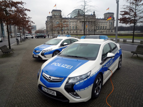 Zwei Opel Ampera für die Berliner Polizei.