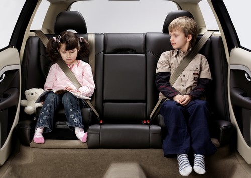 Zweifach höheneinstellbarer integrierter Kindersitz im Volvo V70 (2007).