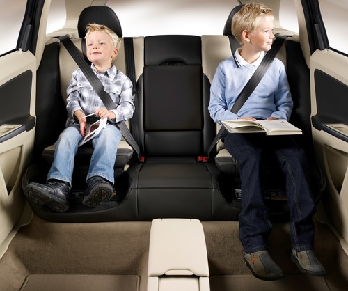 Zweifach höheneinstellbarer integrierter Kindersitz  von Volvo (2008).