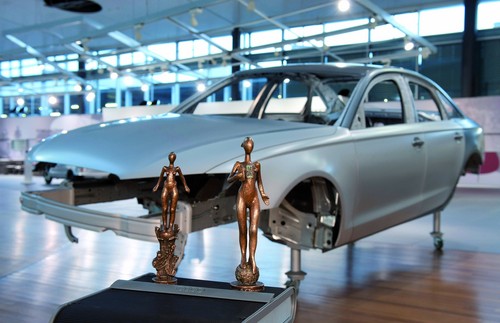 Zweifache Auszeichnung: Der Automotive Circle International zeichnete den Audi A6 mit dem Doors & Closures Innovation Award und dem EuroCarBody Award aus.