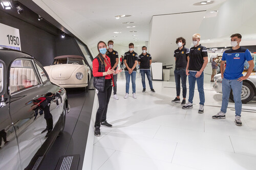 Zwölf junge Sportler wurden mit dem „Porsche Turbo Award 2020“ ausgezeichnet und erhileten eine exklusive Führung durch das Musuem des Sportwagenherstellers.