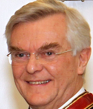 Gerhard Zeidler mit dem Großen Verdienstkreuz aus.