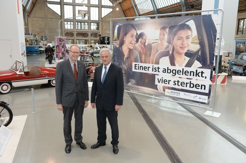 DVR-Hauptgeschäftsführer Christian Kellner und Bundesverkehrsminister Dr. Peter Ramsauer stellten in Münchendie neuen Plakate der Kampagne „Runter vom Gas“ vor.
