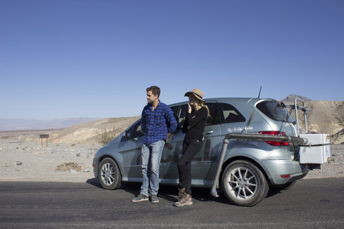 „The Death Valley Experiment“: Diane Kruger und Joshua Jackson mit dem Mercedes-Benz B-Klasse F-Cell im Death Valley, USA.