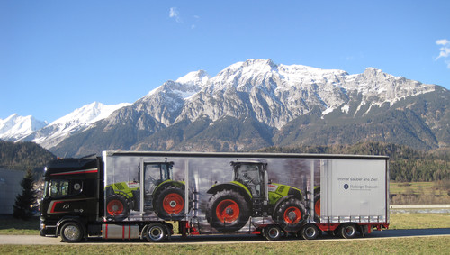 Claas-Traktorentransport mit Flex-Cover-Auflieger.