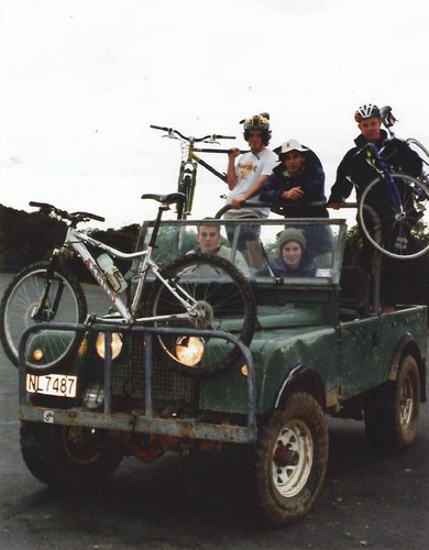 Nach 15 Jahren und vielen Abenteuern hatten vier neuseeländische Studienfreunde ihren Land Rover Series I (1957) schweren Herzens versteiegrt.