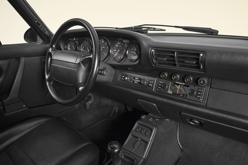 Modernes Navigationsradio für Porsche-Klassiker.