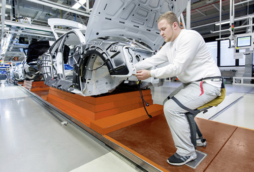 Der Chairless Chair erleichtert den Audi-Mitarbeitern viele Tätigkeiten in der Montage. 
